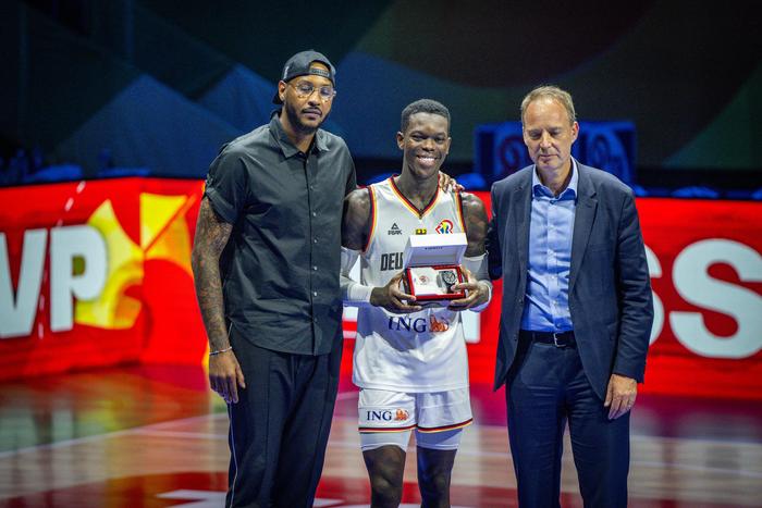 德国男篮球员施罗德领取世界杯MVP奖品 图据IC photo